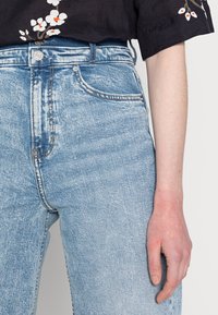 s.Oliver Flared Jeans - royalblau