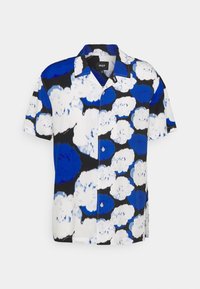 Chemise à manches courtes avec un motif floral abstrait audacieux bleu, blanc et noir, col pointu et étiquette "HUF" à l'intérieur du col.