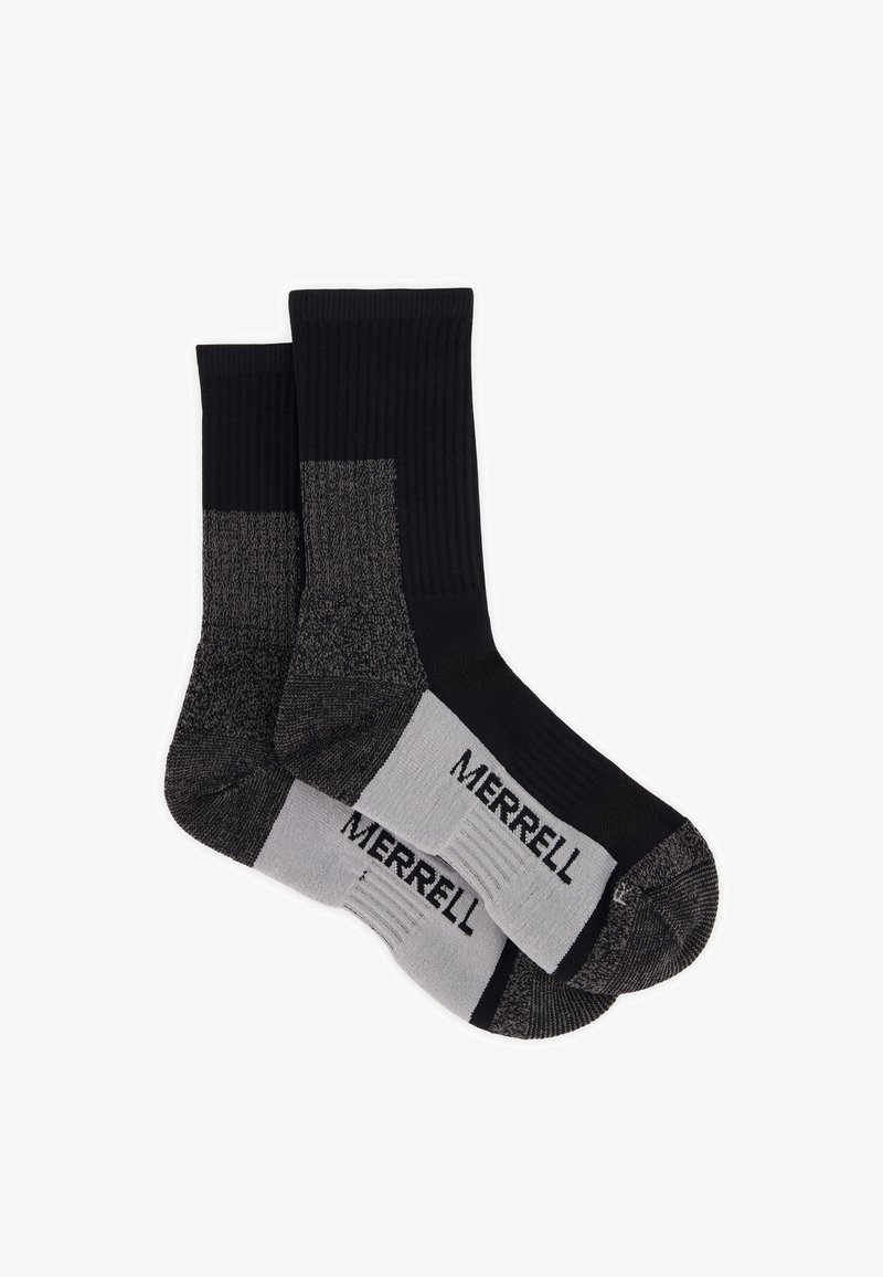 Paire de chaussettes Merrell noires et grises de longueur crew avec talon, pointe et support de voûte plantaire renforcés, posées à plat sur fond blanc.