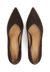 Scarpe con tacco alto in suede marrone, con punta affusolata e lati intagliati, dotate di un interno beige e di una cucitura sottile lungo i bordi.