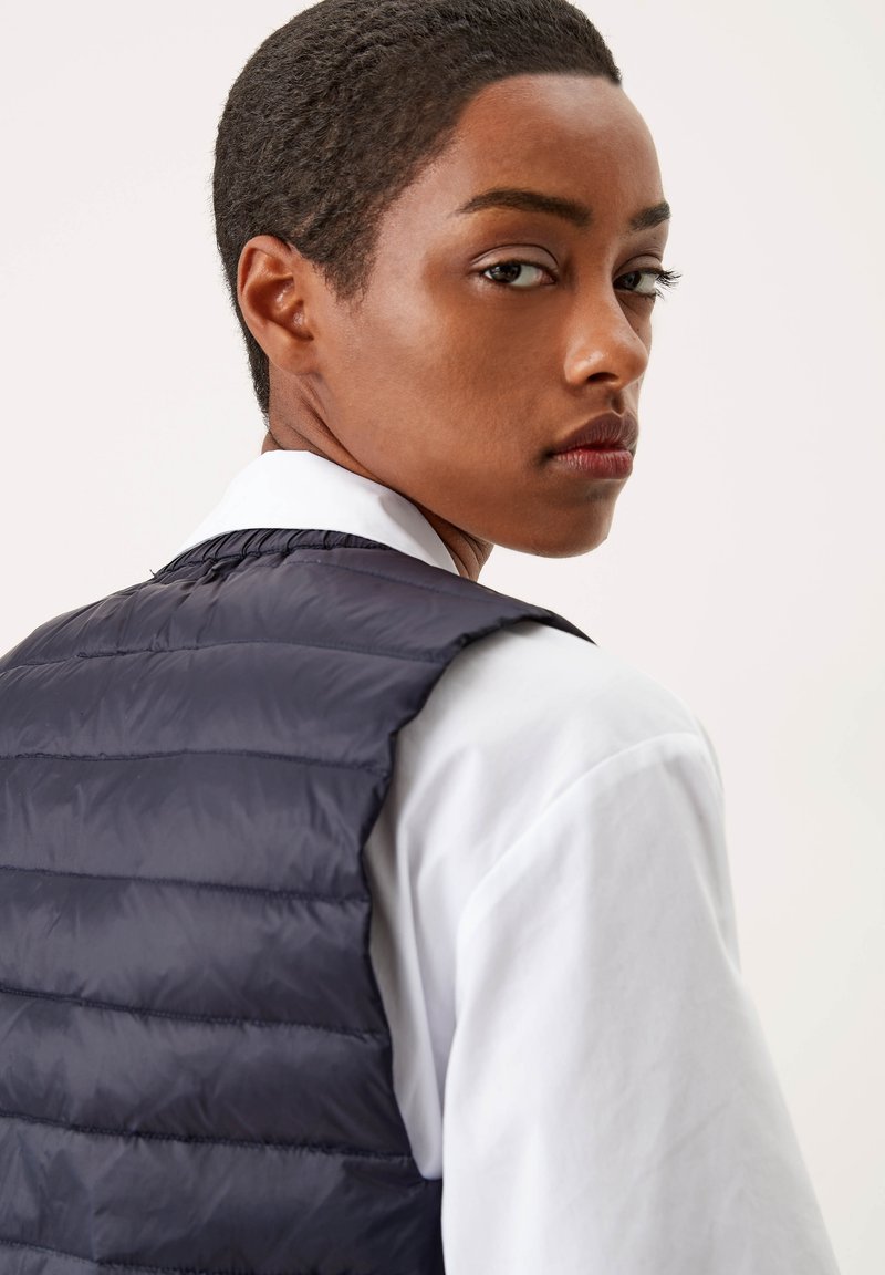 Damen Leichte Jacken | s.Oliver BLACK LABEL Weste blue/dunkelblau - XI34217 Damen Leichte Jacken | s.Oliver BLACK LABEL Weste blue/dunkelblau - XI34217