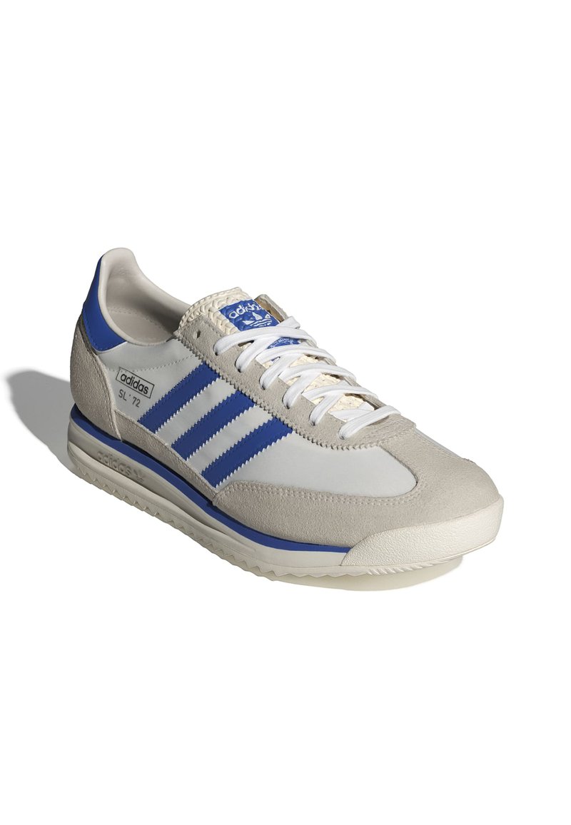 Sneakers Adidas SL '72 z szarym zamszowym i białym syntetycznym wierzchem, niebieskimi akcentami, designem trzech pasków oraz teksturowaną gumową podeszwą.