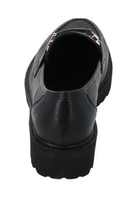 Zwarte leren schoen met een ronde neus, lage hak, gestructureerde bovenkant en een gouden accent detail op de achterkant van de kraag.