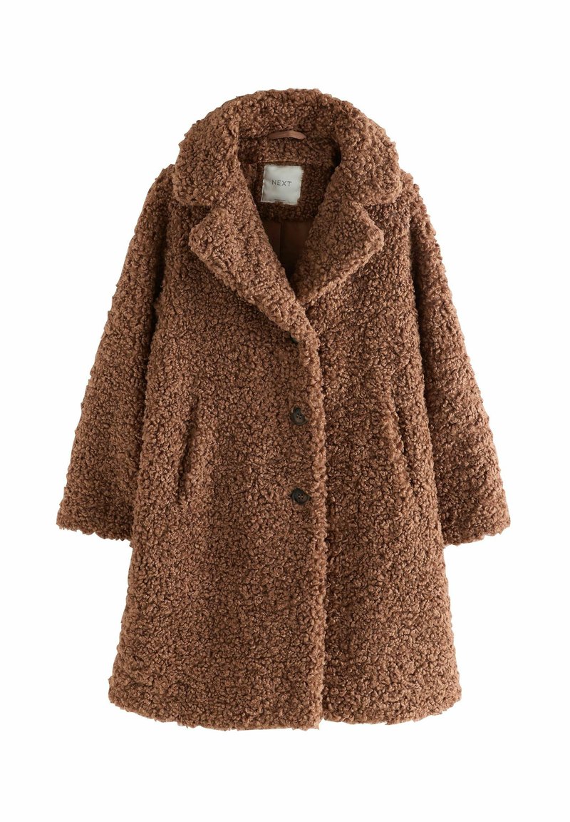 Manteau brun en peluche fabriqué dans un matériau texturé. Doté d'un col à revers, de boutons et de poches latérales pour plus de fonctionnalité. Design décontracté.