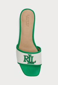 Roheline ja valge liugjalats, millel on tekstureeritud rihm, millel on rohelised broderie "RL", sile tald ja kontuuritud jalgade vorm.