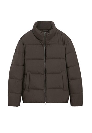 Donkerbruine pufferjas met een hoge kraag, ritsclosure en twee voorzakken. Gemaakt van gewatteerd, geïsoleerd materiaal voor warmte.