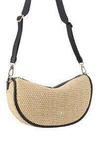 Borsa intrecciata beige con forma curvata, dettagli e tracolla in pelle nera. Dotata di chiusura con zip e un dettaglio logo sul fronte.