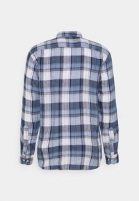 Bakvyn av en långärmad rutig skjorta i blått, vitt och grått. Har en krage, knappmanschetter och en avslappnad passform.