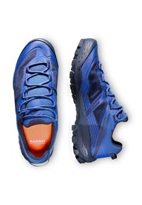 Blå trail-running skor har ett texturerat mesh-övre, en hållbar gummisula och en lysande orange innersula. Snörsystem för en säker passform.