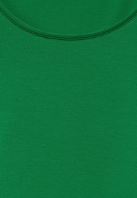 Grön bomullstopp med rundad halsringning. Slät textur, figursydd design och jämn färg genomgående. Idealisk för avslappnad stil.