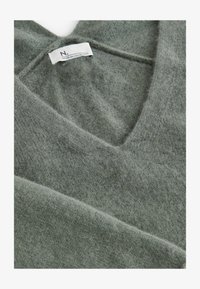 Selezionato, khaki green