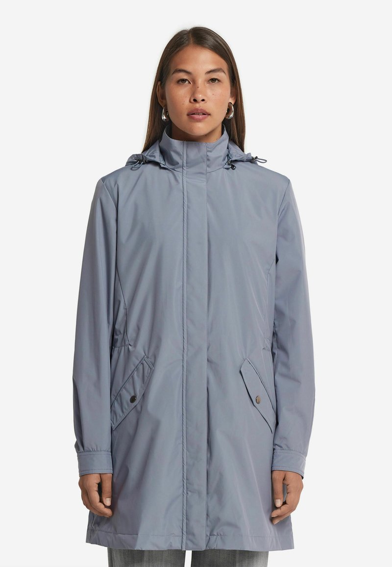 Ljusgrå vattentät jacka med hög krage, dragsko i huvan och två sidofickor, med en slät textur och modern design.