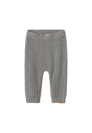 Graue, gestrickte Babypants mit strukturiertem Muster, gerippten Bündchen und elastischem Bund. Mit einem kleinen, braunen Logopatch an der Seite.