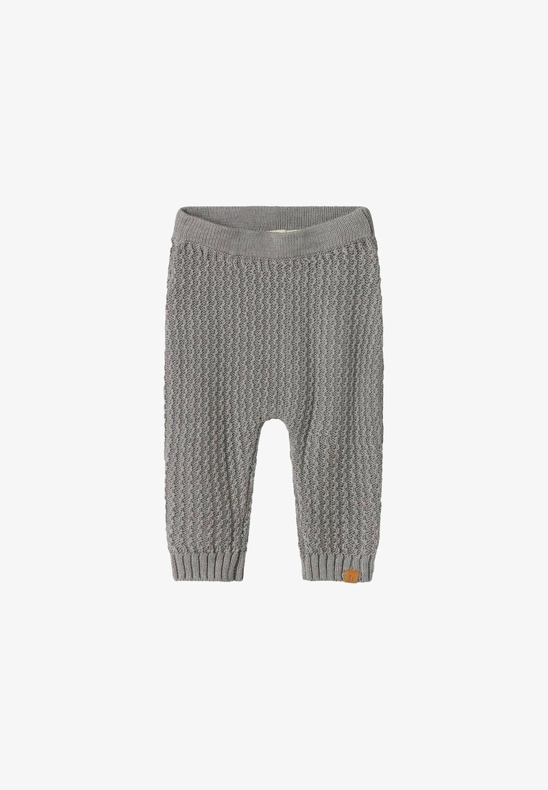 Pantaloni per neonati grigi in maglia con un motivo testurizzato, polsini a coste e una fascia elastica in vita. Inclusa una piccola etichetta con logo marrone sul lato.