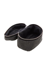 Pochette cosmetica nera con zip e un'esterno texture, arricchita da dettagli metallici. Interno rivestito in tessuto nero, con due scomparti visibili.