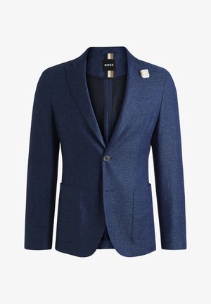 Sininen bleiseri, valmistettu teksturoidusta kankaasta, jossa on yksittäinen napitus, kaksi etutaskua ja valkoinen kukkaneula.