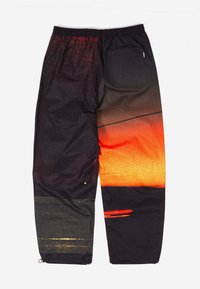 Čierne nohavice s gradientovým dizajnom, prechádzajúce z tmavej na jasne oranžovú. Majú elastický pás a zadnú vrecko. Hladká textúra.