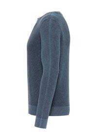 Niebieski sweter z dzianiny o teksturowanym wzorze, z okrągłym dekoltem, długimi rękawami oraz ściągaczami przy mankietach i hemie. Dopasowany krój umożliwiający łatwe nakładanie warstw.