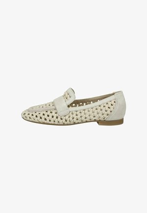 Beige vævet loafer med perforeret hæklede design, ruskindskant, rem tværs over toppen og lav, flad hæl.