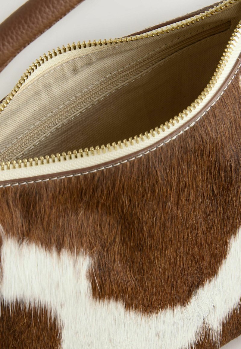 Sac bandoulière en Hair-On imprimé vache en Warm Tan | Dr. Martens