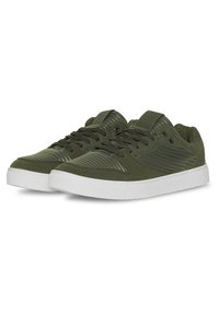 Olivengrønne sneakers med teksturerte paneler, hvit gummisåle, runde snørebånd og polstret krage. Har en blanding av glatte og ribbede materialer.
