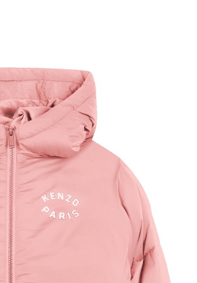 Doudoune rose clair avec capuche, dotée d'une fermeture éclair et du logo blanc "KENZO PARIS", texture lisse et design matelassé.