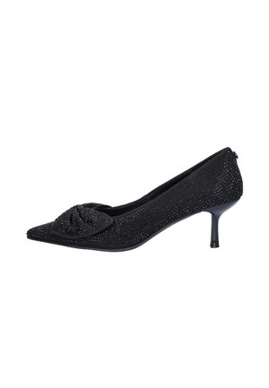 Chaussure noire à bout pointu avec un petit talon kitten, ornée de petits strass et d’un nœud décoratif sur la partie avant supérieure.