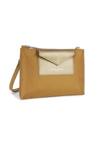Gold- und senf-farbenes Täschchen mit einer strukturierten Vorderklappe, Reißverschluss und abnehmbarem Riemen. Auf der Vorderseite befindet sich ein Logo.