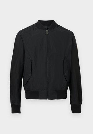 Giacca bomber nera con cerniera, collo, polsini e fascia in vita a coste, e due tasche frontali con patta e chiusura a bottone.