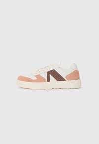 Fehér sneaker rózsaszín és barna velúr díszítéssel. Texturált talppal és fűzős záródással rendelkezik. Különleges háromszög alakú minta az oldalon.