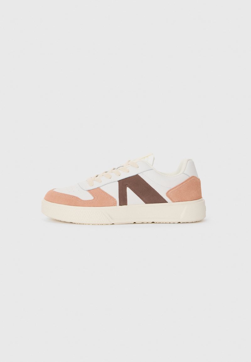 Fehér sneaker rózsaszín és barna velúr díszítéssel. Texturált talppal és fűzős záródással rendelkezik. Különleges háromszög alakú minta az oldalon.