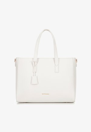 Sac à main synthétique blanc avec une forme structurée, deux poignées supérieures, fermeture à glissière, étiquette amovible et logo doré discret sur le devant.