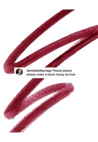 Tre buede, mørkerøde læbeblyantstreger på hvid baggrund med en kommentar på sociale medier, der efterspørger en sort honningfarvet læbeblyant.