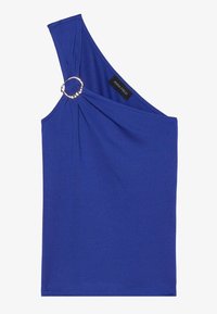 Asymmetrisk blå topp i mjukt tyg, med en silverring som accent på axeln och rynkdetaljer på ena sidan.