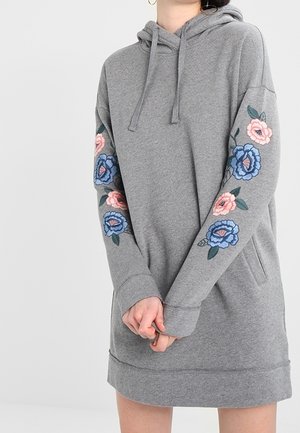 Graues Hoodie-Kleid mit floralen Stickereien in Pink und Blau an den Ärmeln, ausgestattet mit einer Fronttasche und einer Kordelzugkapuze.