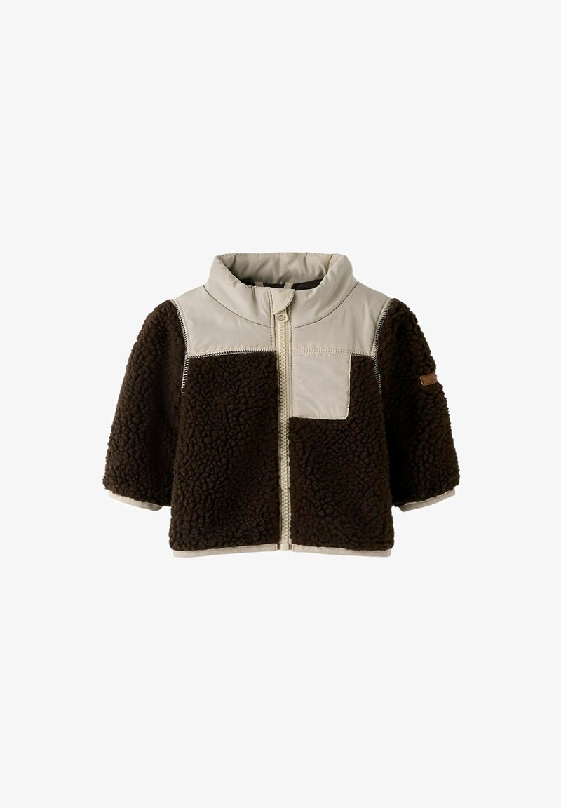 Giacca in pile marrone con accenti beige, chiusura con zip, colletto alto e tessuto testurizzato. Presenta una tasca a toppa sul davanti.