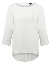Blouse blanche à manches longues avec encolure bateau, petites fentes latérales et un logo subtil sur le haut de la poitrine.