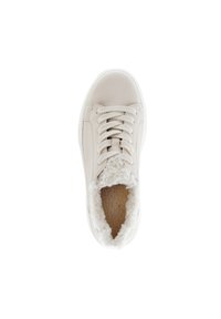 Beige leren sneaker met een ronde neus, vetersluiting en een zachte witte nepbontvoering rond de enkel. Zachte textuur, minimalistische stijl.