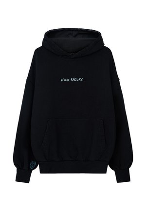 Czarny kaptur z miękkiego materiału, o luźnym kroju, z kieszenią kangurką i napisem "WILD RELAX" w jasnoniebieskim kolorze.