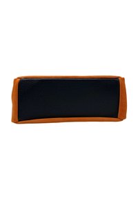 Cuscino rettangolare in pelle nera con superficie testurizzata, bordato su tutti i lati da un morbido materiale scamosciato marrone.