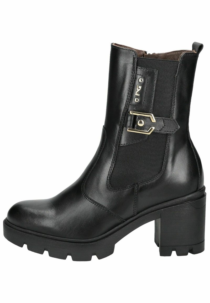 Bottine en cuir noir avec talon épais, panneau latéral élastique, boucle décorative et semelle crantée robuste.
