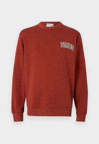 Bordeaux sweatshirt van zacht stof, met een ronde hals, ribgebreide manchetten en een borduring op de borst met de tekst "TIMBS" in witte letters.