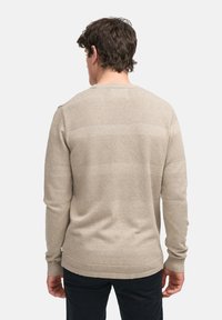 Beige Strickpullover mit strukturierten horizontalen Streifen, rundem Ausschnitt und gerippten Bündchen. Weiche Textur, lässiges Design, geeignet für das Layering.