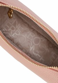 Pochette in pelle rosa con zip dorata e interno con un sottile motivo a logo. Texture liscia e bordi arrotondati per un design elegante.