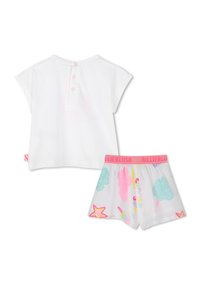 Top bianco con maniche a cappuccio e bottoni rosa sul retro; pantaloncini coordinati con motivi estivi colorati e una vita rosa.