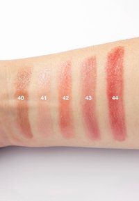 IsaDora GLOSSY BALM HYDRATING STYLO - Brillo de labios - 43 lovely lavender