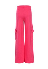 Roze wijde cargobroek gemaakt van een zachte katoenmix stof, met twee zijzakken en een elastische tailleband voor comfort.