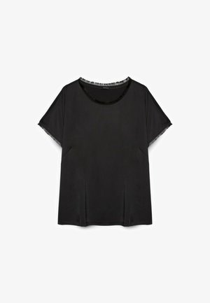 Czarna bluzka z krótkim rękawem, z postrzępionymi brzegami na dekolcie i rękawach, wykonana z gładkiej tkaniny, prezentowana na białym tle.