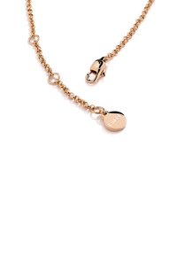 Rožu zelta ķēde ar apaļām saitēm, āķa aizdare un apaļa piekariņa ar iegravētu "FURLA". Gluda tekstūra, spīdīga apdare.