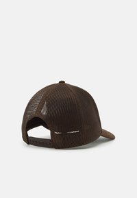 Căciulă de baseball din plasă de culoare maro închis, cu închidere reglabilă tip snapback, prezentată din spate pe un fundal alb.